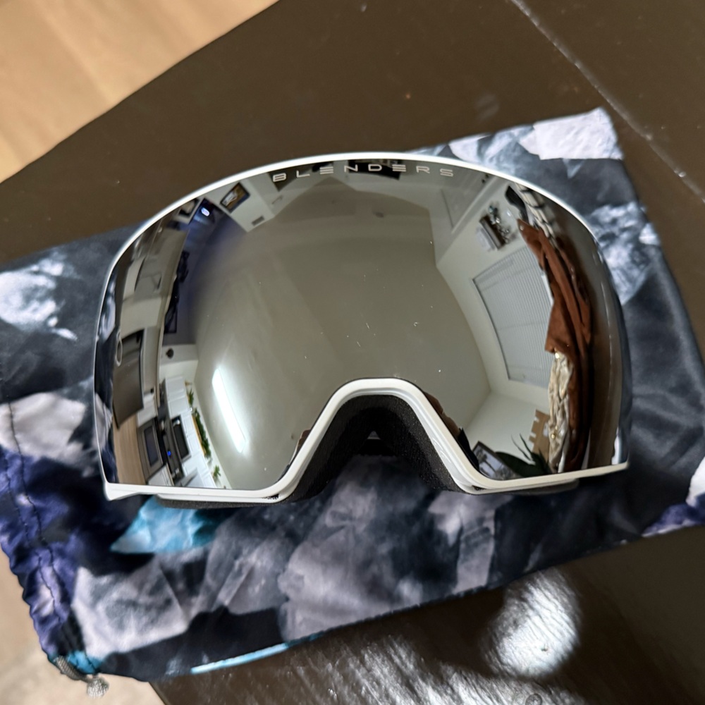 Blenders Eyewear Nebula Goggles with Low Light Lens Fitz II - Picture 4 of 7
